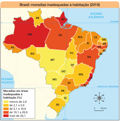 Imagem: Mapa. Brasil: moradias inadequadas à habitação (2019).  Moradias em áreas inadequadas à habitação (%):  menos de 2,0: MT, GO, MS, SC.  de 2,1 a 5,0: RR, RO, TO, RN, MG, PR, RS.  de 5,1 a 10,0: AC, MA, PI, CE, PB, AL, SE, DF, SP.  de 10,1 a 20,0: PA, PE, BA, RJ.  mais de 20,1: AM, AP, ES. No canto inferior direito, a rosa dos ventos (N, NE, L, SE, S, SO, O, NO) e a escala de 0 a 355 km.  Fim da imagem.