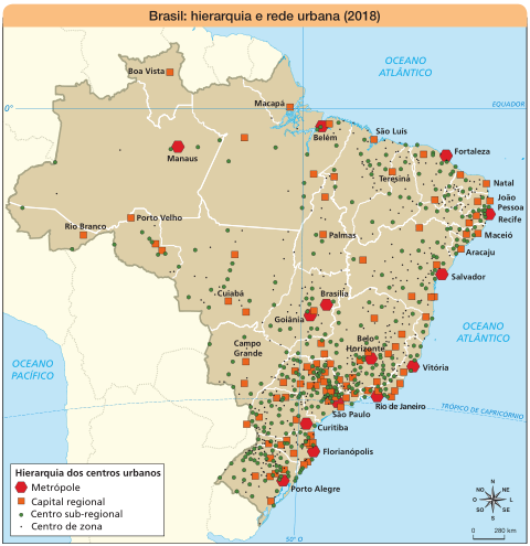 Imagem: Mapa. Brasil: hierarquia e rede urbana (2018). Hierarquia dos centros urbanos:  Metrópole: Manaus, Belém, Fortaleza, Recife, Salvador, Brasília, Goiânia, Belo Horizonte, Vitória, Rio de Janeiro, São Paulo, Curitiba, Florianópolis e Porto Alegre.   Capital regional: Rio Branco; Manaus; Boa Vista; Macapá; Belém; Porto Velho; Cuiabá; Palmas; São Luís; Teresina; Fortaleza; Natal; João Pessoa; Recife; Maceió; Aracajú; Salvador; Brasília; Goiânia; Campo Grande; Belo Horizonte; Vitória; Rio de Janeiro; São Paulo; Curitiba; Florianópolis; Porto Alegre.  Centro sub-regional e Centro de zona: grande concentração nas regiões Sudeste e Sul; média concentração nas regiões Nordeste e Centro-Oeste e pouca concentração na região Norte.  No canto inferior direito, a rosa dos ventos (N, NE, L, SE, S, SO, O, NO) e a escala de 0 a 280 km.  Fim da imagem.