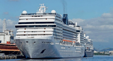 Imagem: Fotografia. Transatlântico, navio grande com vários andares no mar.   Fim da imagem.