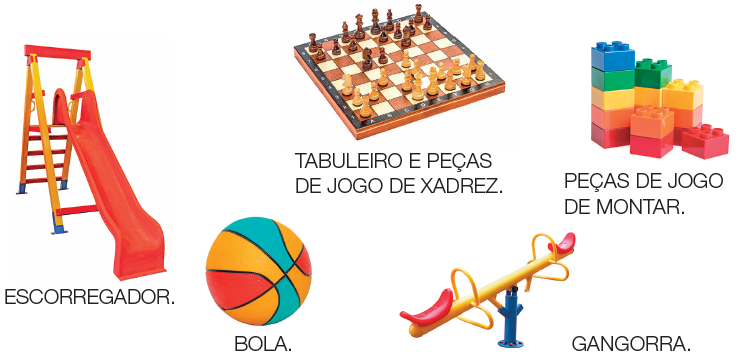 Imagem: Fotografia. ESCORREGADOR: Escorregador vermelho com escada amarela. TABULEIRO E PEÇAS DE JOGO DE XADREZ: Tabuleiro de madeira com peças de xadrez. PEÇAS DE JOGO DE MONTAR: Peças em blocos para montar coloridos. BOLA: Bola de basquete com divisões em vermelho, amarelo e azul. GANGORRA: Gangorra amarela com assento vermelho.  Fim da imagem.