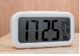 Imagem: Fotografia. Relógio retangular digital indicando “17:25”. Fim da imagem.