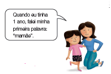 Imagem: Ilustração. Menina de cabelo longo preto, vestindo camiseta rosa. Ao lado, mulher de cabelo longo preto, vestindo camiseta azul. Menina diz “quando eu tinha 1 ano, falei minha primeira palavra: ‘mamãe’”.  Fim da imagem.