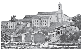 Imagem: Fotografia em preto e branco. Vista de ladeira com casarões na parte superior e casas menores abaixo. Há um rio na beira com vegetação. Fim da imagem.