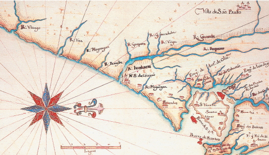 Imagem: Ilustração. Mapa antigo com ilustração destacando os territórios de Santos, São Vicente e São Paulo. No centro, uma rosa dos ventos vermelha e azul sem nominar direções, apenas com linhas pelo mapa. Fim da imagem.