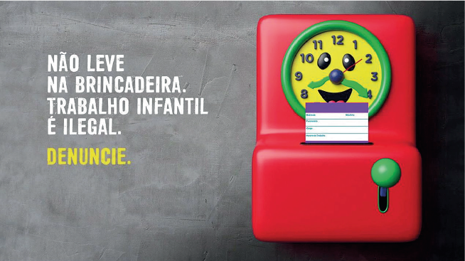 Imagem: Cartaz. Um relógio ponto de brinquedo com relógio amarelo, uma ficha e uma alavanca. No horário há uma carinha formada por dois olhos, um nariz com ponteiros e um sorriso. Ao lado, a frase: “Não leve na brincadeira. Trabalho infantil é ilegal. Denuncie”. Fim da imagem.