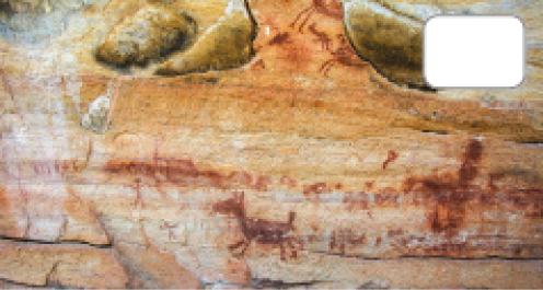 Imagem: Fotografia. Pintura rupestre em tom de vermelho sobre rocha de homens e animais de quatro patas. Fim da imagem.