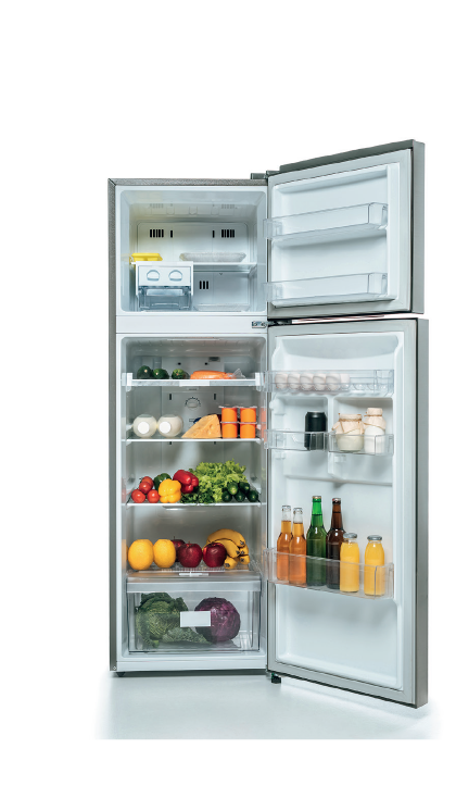 Imagem: Fotografia. Vista de geladeira aberta com duas portas. Acima, o freezer, abaixo, parte com produtos, frutas, garrafas e alimentos. Fim da imagem.