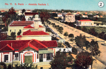 Imagem: 2. Ilustração. Vista de casarões branco com telhado vermelho em rua larga com árvores nas calçadas.  Fim da imagem.