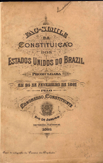 Imagem: Fotografia. Capa de cartaz indicando “FAc-Simille da Constituição dos Estados Unidos do Brazil, promulgada. Em 24 de fevereiro de 1891 pelo congresso constituinte Rio de Janeiro. Fim da imagem.