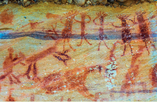 Imagem: Ilustração. Pinturas avermelhadas rupestres de pessoas e animais em pedras. Fim da imagem.