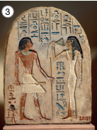 Imagem: Fotografia. 3: Escultura egípcia com homem e mulher frente a frente e hieróglifos acima. Fim da imagem.