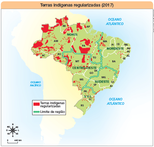 Imagem: Mapa. Terra Indígenas regularizadas (2017). Mapa do Brasil destacando predominância de terras regularizadas no Norte, dividindo pelo estado com maior destaque ao menor: AM, PA, RR, RO, AC e AP. Seguido por Centro-Oeste, dividindo pelo estado com maior destaque ao menor: MT, MS, GO. Há pequenos pontos demarcados nas regiões Nordeste, Sudeste e Sul. No canto inferior esquerdo, há uma rosa dos ventos indicando noroeste, norte, nordeste, leste, sudeste, sul, sudoeste e oeste, abaixo, escala de 0 a 440 km. Fim da imagem.