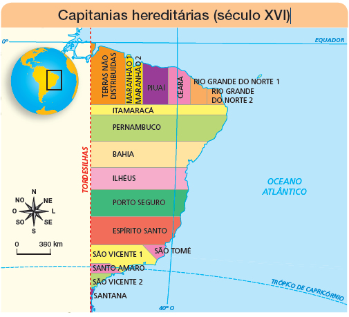 Imagem: Mapa. Capitanias hereditárias (Seculo XVI). Mapa do Brasil em corte reto indicando “Tordesilhas”. À direita, divisões retas retangulares dividem os territórios. Na parte superior: Terras não distribuídas; Maranhão 1; Maranhão 2; Piuaí; Ceará; Rio Grande do Norte 1; Rio Grande do Norte 2; Itamaracá; Pernambuco; Bahia; Ilhéus; Porto Seguro; Espírito Santo; São Vicente 1; São Tomé; Santo Amaro; São Vicente 2; Santana. No canto superior esquerdo há um mapa mundo destacando região informada. Ao lado, rosa dos ventos indicando noroeste, norte, nordeste, leste, sudeste, sul, sudoeste e oeste, escala de 0 a 380 km. Fim da imagem.