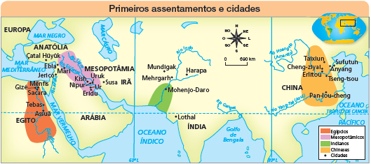 Imagem: Mapa. Primeiros assentamentos e cidades. Egito destacando egípcios marcando as cidades: Gizé; Mênfis; Sacara; Tebas; Assua. Mesopotâmia destacando mesopotâmicos marcando as cidades: Ebla; Mari; Kish; Uruk; Susa; Ur; Eridu; Nipur. India destacando indianos marcando a cidade: Mohenjo-Daro. China destacando chineses marcando as cidades: Taixiun; Cheng-ziyai; Erlitou; Tseng-tsou; Pan lou cheng; Anyang; Sufutun. No canto superior direito há uma rosa dos ventos. Abaixo, escala de 0 a 690 km. No canto superior direito há um mapa destacando a região.   Fim da imagem.