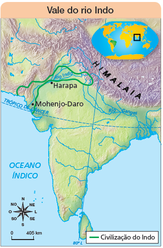 Imagem: Mapa. Vale do rio Indo. Mapa destacando Himalaia na parte superior com linha saindo do oceano Índico passando pelas cidades Mohenjo-Daro e Harapa, indo até Himalaia e retornando ao oceano. No canto inferior esquerdo há uma rosa dos ventos. Abaixo, escala de 0 a 405 km. No canto superior direito há um mapa destacando a região.  Fim da imagem.