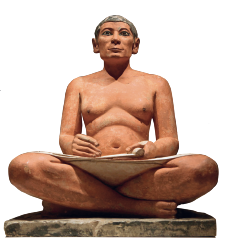 Imagem: Fotografia. Escultura de homem de cabelo curto preto, sem camiseta e tanga, sentado com pernas cruzadas, segurando um papiro.   Fim da imagem.