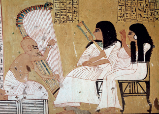 Imagem: Fotografia b. Pintura de homem de saiote tocando uma harpa. À frente, duas mulheres de túnica longa branca e cabelo longo preto, sentadas em tronos observam. Fim da imagem.