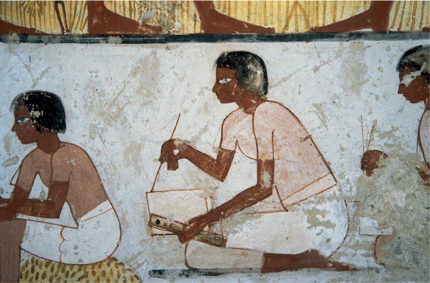 Imagem: Fotografia. Pintura de dois homens de cabelo curto preto, vestindo camiseta marrom e túnica branca. Estão segurando pergaminhos e instrumentos de escrita.  Fim da imagem.