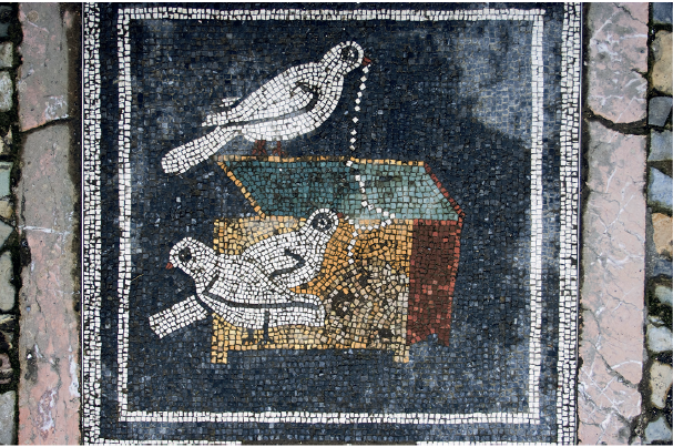 Imagem: Fotografia. Mosaico com pequenas pesas formando um quadro azul com imagem de três pombas brancas e uma caixa.  Fim da imagem.
