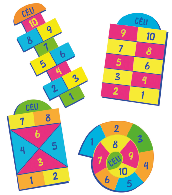 Imagem: Sequência de ilustrações de amarelinhas. 1. Quadrados alternando entre em duplas e sozinhos. Os quadrados estão numerados de 1 a 10. Acima do último número há um semicírculo com a palavra CÉU. 2. Duas colunas com quadrados numerados de 1 a 10. No topo, um semicírculo com a palavra CÉU. 3. Um quadrado dividido em quatro triângulos com números de 3 a 6. Acima e abaixo, uma coluna com os números 1 e 2; e 7 e 8. Acima, um semicírculo com a palavra CÉU. 4. Em espiral, quadrados numerados de 1 a 10. No centro, a palavra CÉU.  Ilustração. Quadrados numerados de 1 a 10 e intercalados em duplas e sozinhos. Acima do quadrado com o número 10, há o desenho de uma nuvem com a palavra CÉU. Abaixo do quadrado com o número 1, há um semicírculo com a palavra TERRA. Ao fundo, triângulos com riscos em espirais.   Fim da imagem.