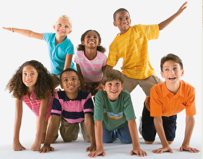 Imagem: Fotografia. Na parte de baixo, crianças agachadas, com as mãos no chão, estão sorrindo. Acima delas, há outras crianças, em pé, com os braços abertos, formando uma pirâmide e sorrindo.  Fim da imagem.