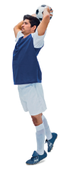 Imagem: Fotografia. Um homem, de pé, está com os braços levantados e segura uma bola com as duas mãos atrás da cabeça.  Fim da imagem.