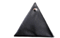 Imagem: Fotografia. Um tecido preto com formato de triângulo.  Fim da imagem.