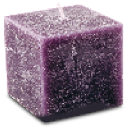 Imagem: Fotografia. Uma vela roxa com formato de cubo.  Fim da imagem.