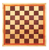 Imagem: Fotografia 3. Vista de cima de um tabuleiro de xadrez quadrado.  Fim da imagem.