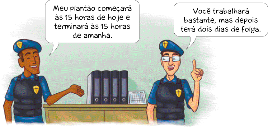 Imagem: Ilustração. Um policial com uniforme está com a mão esquerda virada para cima. Ele fala: Meu plantão começará às 15 horas de hoje e terminará às 15 horas de amanhã. Ao lado, outro policial está com o dedo indicador levantado. Ele diz: Você trabalhará bastante, mas depois terá dois dias de folga. Atrás deles há pastas sobre um armário. Fim da imagem.