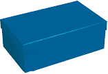 Fotografia. Uma caixa com formato de paralelepípedo azul. 