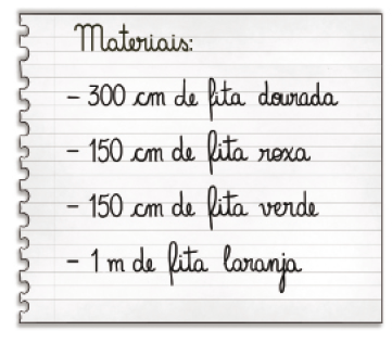 Ilustração. Folha pautada com a informação: Materiais: 300 cm de fita dourada. 150 cm de fita roxa. 150 cm de fita verde. 1 m de fita laranja.