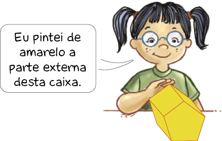 Ilustração. Maria, menina com cabelo preso, óculos e camiseta verde. Ela sorri e fala: Eu pintei de amarelo a parte externa desta caixa. Na frente dela há uma caixa amarela com formato de pentágono. 