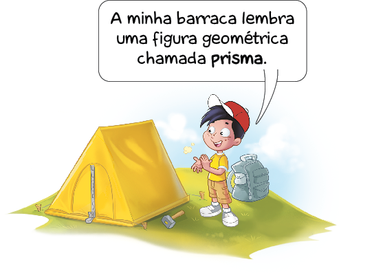 Ilustração. Carlos, menino com boné, camiseta, bermuda e tênis está batendo as mãos e olhando para o lado. Ele fala: A minha barraca lembra uma figura geométrica chamada prisma. Ao seu lado há uma barraca amarela com formato de prisma. 