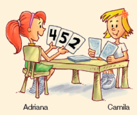 Ilustração. Adriana, jovem ruiva com cabelo preso está sentada e segurando três cartas com os números: 4, 5, 2. Na frente dela, Camila, menina loira está sentada e segurando duas cartas. Entre elas há cartas empilhadas sobre uma mesa.