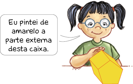 Ilustração. Maria, menina com cabelo preso, óculos e camiseta verde. Ela sorri e fala: Eu pintei de amarelo a parte externa desta caixa. Na frente dela há uma caixa amarela com formato de pentágono. 