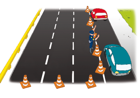 Imagem: Ilustração. Uma estrada com quatro pistas. À direita, um policial está ao lado de uma fileira de cones, interditando três pistas. Na pista da direita há dois carros. Fim da imagem.