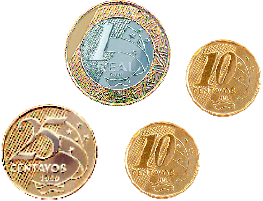 Imagem: Fotografia. Uma moeda de um real, uma moeda de vinte e cinco centavos e duas moedas de dez centavos. Fim da imagem.