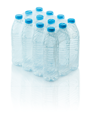 Imagem: Ilustração. Embalagem com doze garrafas de água, divididas em quatro colunas e três linhas.   Fim da imagem.