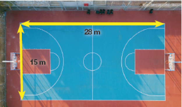 Imagem: Fotografia. Vista de cima de uma quadra de basquete com 28 m de largura e 15 m de comprimento.   Fim da imagem.