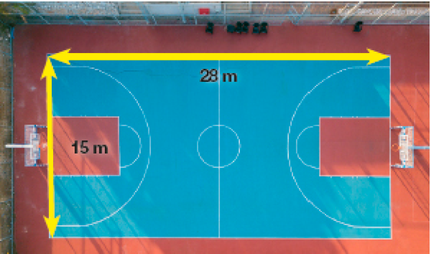 Imagem: Fotografia. Vista de cima de uma quadra de basquete com 28 m de largura e 15 m de comprimento.   Fim da imagem.