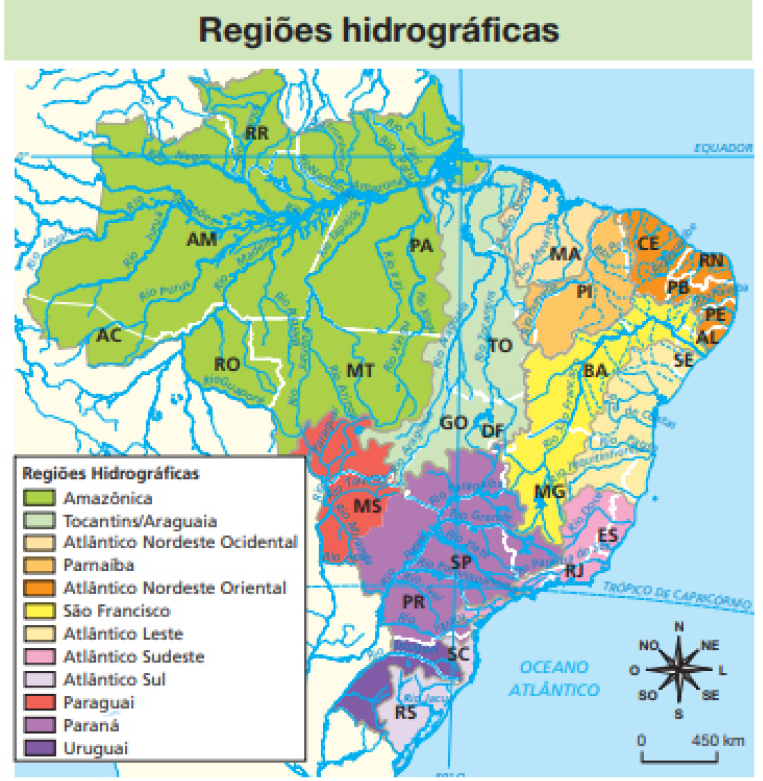 Imagem: Mapa. Regiões hidrográficas.  Legenda: Regiões Hidrográficas:  Amazônica: representado pela cor verde, compreendendo toda a parte norte do Brasil.  Tocantins/Araguaia: Representado pela cor azul clara, compreendendo os estados de Tocantins, Goiás, Distrito Federal, parte do Pará, Mato Grosso e Mato Grosso do Sul. Atlântico Nordeste Ocidental: Representado pela cor salmão, compreendendo os estados de Maranhão e parte de Minas Gerais, Bahia e Sergipe.  Parnaíba: Representado pela cor laranja clara, compreendendo o Estado do Piauí. Atlântico Nordeste Oriental: Representado pela cor laranja escuro, compreendendo os estados: Ceará, Rio Grande do Norte, Paraíba, Pernambuco e Alagoas.  São Francisco: Representado pela cor amarela, compreendendo o oeste dos estados de Minas Gerais, Bahia, Alagoas e Pernambuco.  Atlântico Leste: Representado pela cor salmão, compreendendo parte dos estados de Minas Gerais, Bahia e Sergipe.  Atlântico Sudeste: Representado pela cor lilás, compreendendo os estados de Espírito Santo e Rio de Janeiro e litoral de São Paulo. Atlântico Sul: Representado pela cor azul clara, compreendendo os estados do Leste de Santa Catarina e Rio Grande do Sul.  Paraguai: Representado pela cor vermelha, compreendendo o oeste de Mato Grosso do Sul e Sul do Mato Grosso. Paraná: Representado pela cor roxa, compreendendo leste do Mato Grosso do Sul, Sul de Goiás. São Paulo e Paraná. Uruguai: Representado pela cor roxa escura, compreendendo o oeste de Santa Catarina e Rio Grande do Sul.  No canto inferior à direita, apresentação da rosa dos ventos e escala de 0 a 450 km.  Fim da imagem.