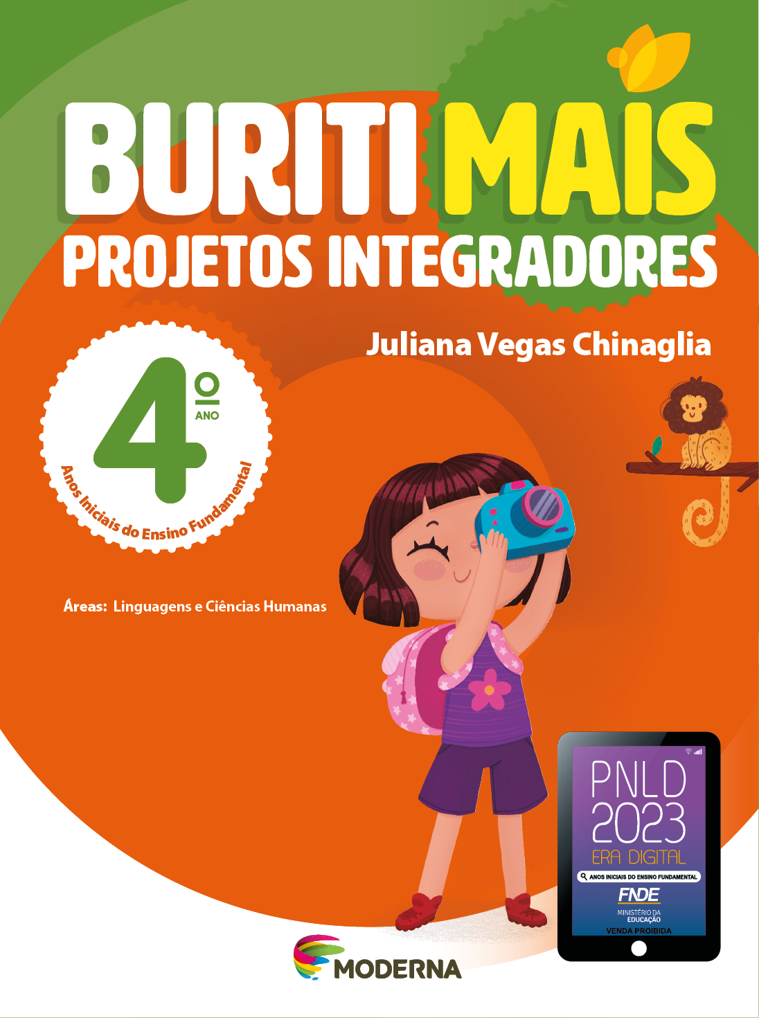 Imagem: Capa. Na parte superior, o título: Buriti Mais – Projetos Integradores 4º ano. Seguido do nome da autora: Juliana Vegas Chinaglia. E as informações: Anos Iniciais do Ensino Fundamental. Áreas: Linguagens e Ciências Humanas. Na parte inferior, ao centro, logotipo da editora Moderna, composto por linhas curvadas nas cores: rosa, amarelo, verde e azul, à esquerda. E à direita, o nome da editora. À direita, selo do PNLD 2023 composto pela ilustração de um tablet com as informações: PNLD 2023. ERA DIGITAL. ANOS INICIAIS DO ENSINO FUNDAMENTAL. FNDE. MINISTÉRIO DA EDUCAÇÃO. VENDA PROIBIDA. Ao fundo, ilustração de uma menina de cabelo castanho curto e com franja, vestindo camiseta e shorts roxo, sapatos vermelhos e uma mochila rosa de bolinhas. Ela está com um olho fechado e o outro próximo de uma câmera fotográfica azul apontada na direção de um macaca marrom que está em cima de uma galho. Fim da imagem.