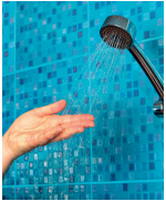 Imagem: Fotografia. Destacando uma mão embaixo de um chuveiro aberto.  Fim da imagem.