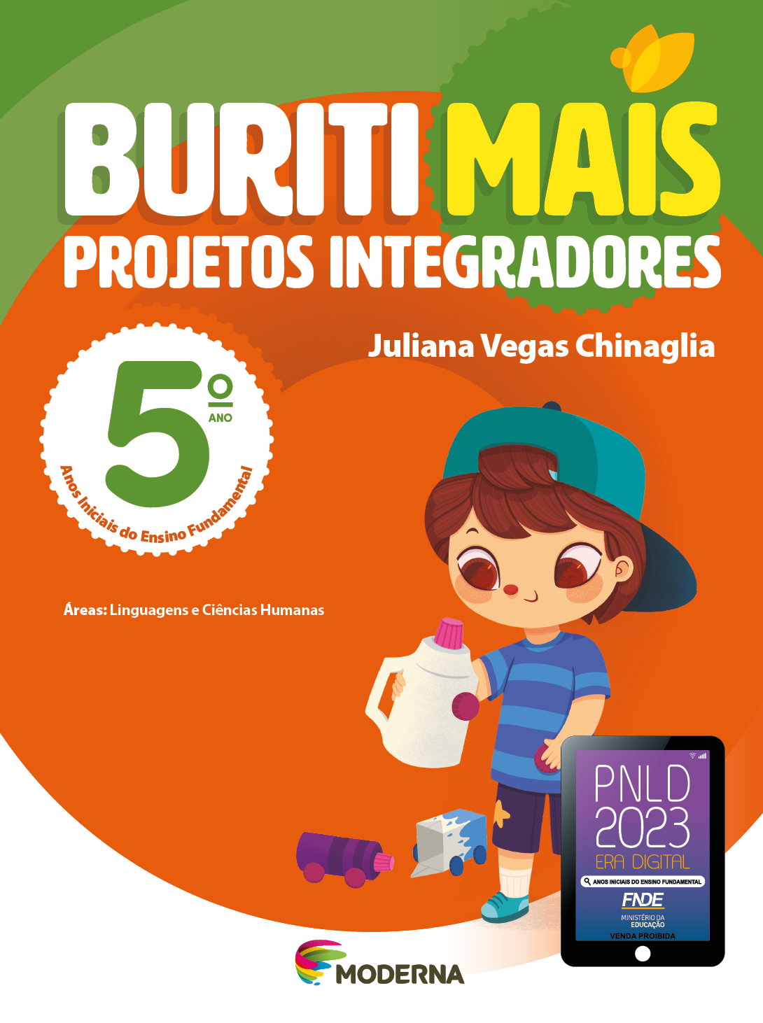 Imagem: Capa. Na parte superior, o título: Buriti Mais – Projetos Integradores 5º ano. Seguido do nome da autora: Juliana Vegas Chinaglia. E as informações: Anos Iniciais do Ensino Fundamental. Áreas: Linguagens e Ciências Humanas. Na parte inferior, ao centro, logotipo da editora Moderna, composto por linhas curvadas nas cores: rosa, amarelo, verde e azul, à esquerda. E à direita, o nome da editora. À direita, selo do PNLD 2023 composto pela ilustração de um tablet com as informações: PNLD 2023. ERA DIGITAL. ANOS INICIAIS DO ENSINO FUNDAMENTAL. FNDE. MINISTÉRIO DA EDUCAÇÃO. VENDA PROIBIDA. Ao fundo, ilustração de um menino de cabelo castanho, camiseta listrada, shorts, boné e tênis azul. Ele está segurando uma garrafa de plástico. Ao fundo há um carrinho feito com garrafa e outro com caixa. Fim da imagem.