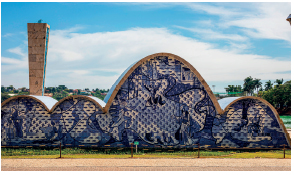 Imagem: Fotografia. Escultura em forma de montanha em tons azuis. Fim da imagem.