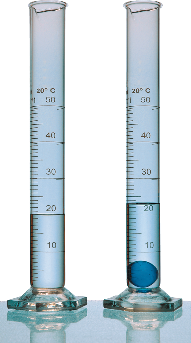 Fotografia. Dois tubos estreitos graduados de vidro lado a lado com um líquido dentro. No primeiro, a altura do líquido é 20. No segundo, há uma bolinha azul no fundo e a altura do líquido é 23.