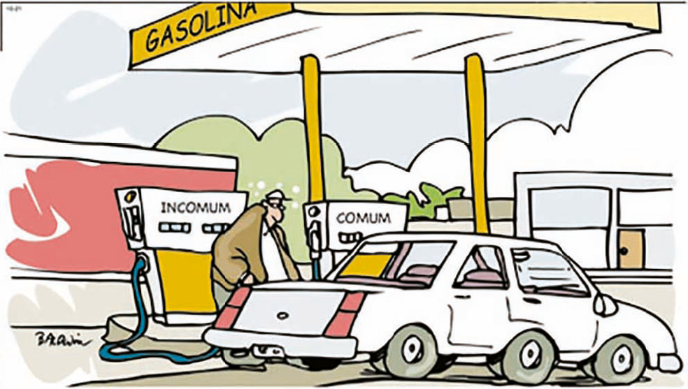 Ilustração. Um homem de camiseta branca e casaco marrom. Ele está em um posto de gasolina, ao lado de um carro branco. Atrás dele há duas bombas de gasolina: Comum e incomum. Ele abastece o carro com o tipo incomum.