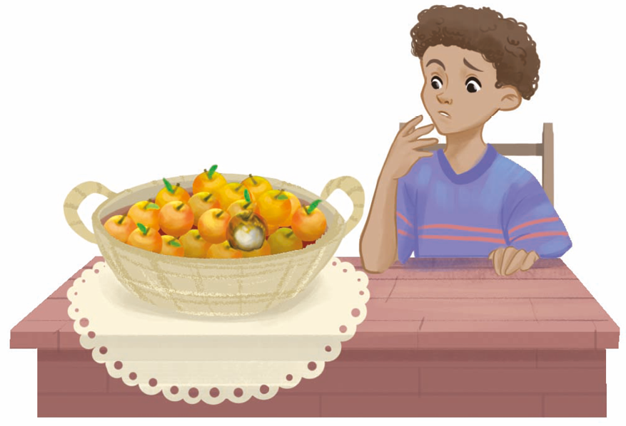 Ilustração. Menino de cabelo castanho cacheado, veste uma camiseta azul com duas listras vermelhas e está sentado na cadeira na frente de uma mesa. Ele olha com uma das sobrancelhas arqueadas para uma cesta com frutas amarelas que está sobre a mesa. Uma das frutas está coberta por uma camada branca.