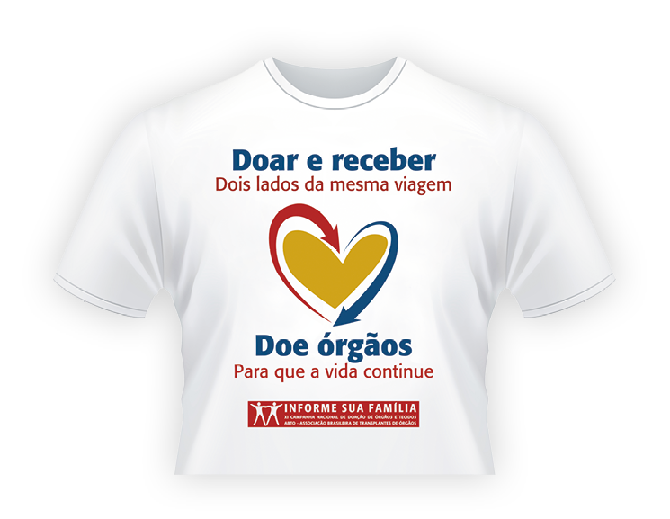 Fotografia. Uma camiseta branca com a estampa de um coração amarelo com uma seta vermelha e uma azul ao redor. Texto: doar e receber. Dois lados da mesma mensagem. Doe órgãos. Para que a vida continue.